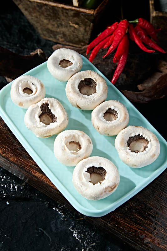 美味烧烤食材炭烤草原白蘑图片