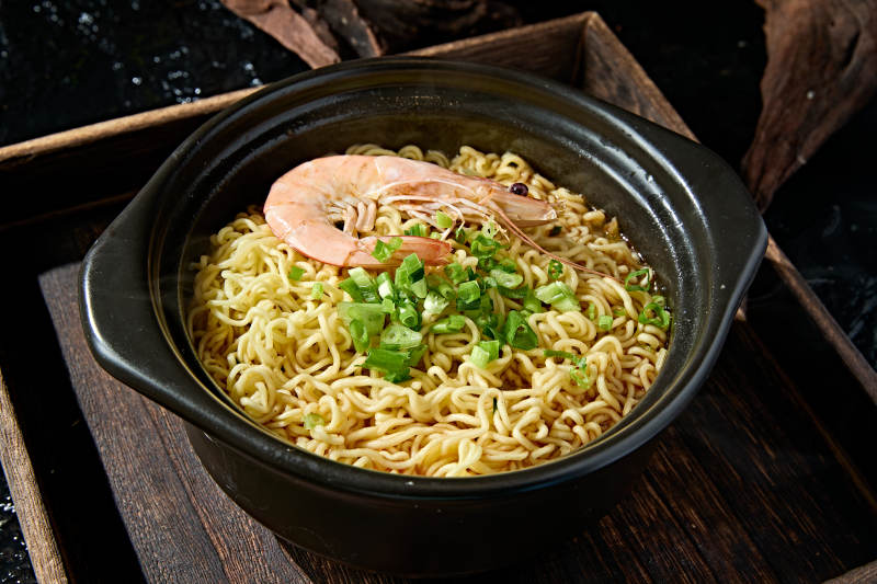 美味夜宵美食砂锅鲜虾煮方便面图片