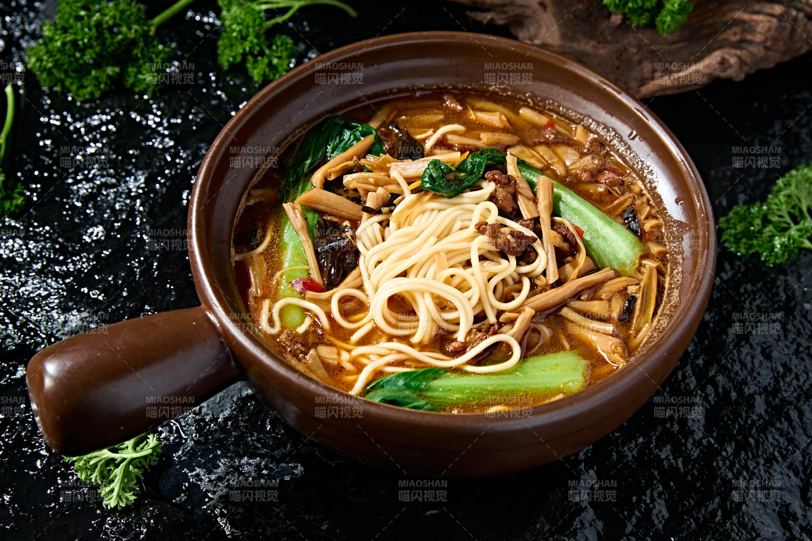 夜宵美食砂锅黄花菜香菇牛肉卤汤面图片