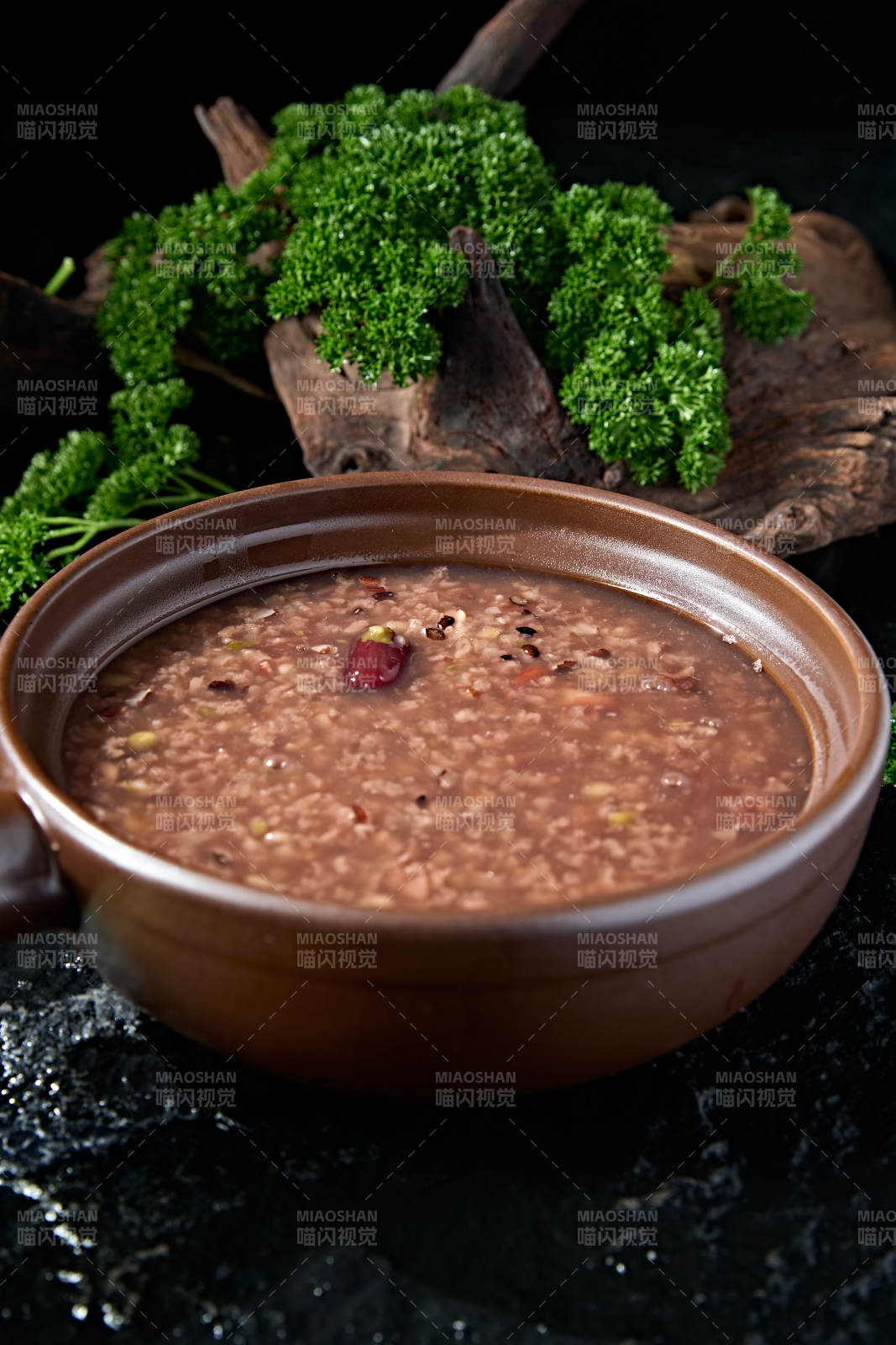 砂锅美味营养红豆薏米红枣杂粮粥图片