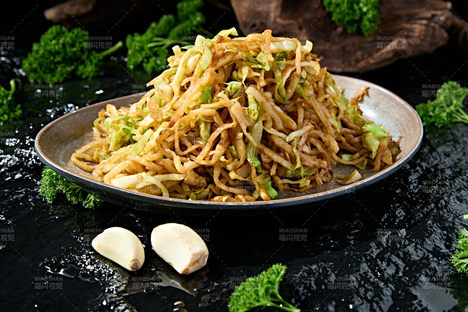 美味街头美食包菜素炒饼图片