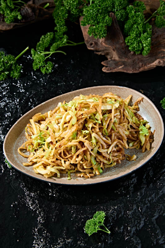 美味街头美食包菜素炒饼图片