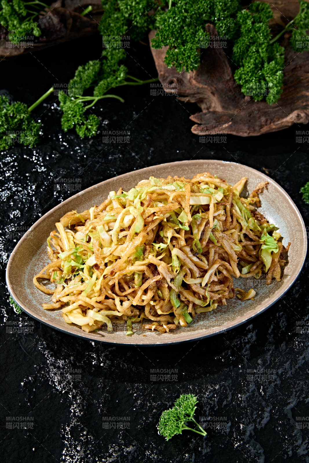 美味街头美食包菜素炒饼图片