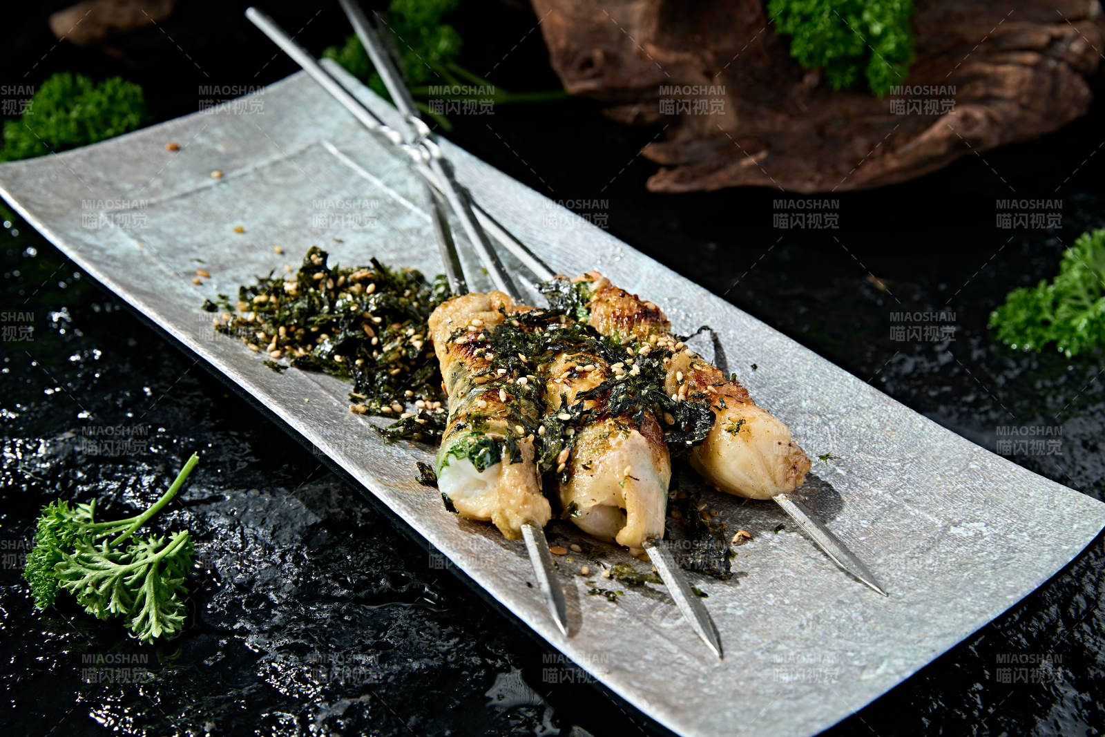 风味炭烤紫苏叶裹大虾图片