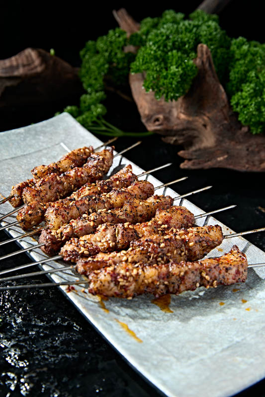 美味夜宵碳烤猪梅花肉串图片