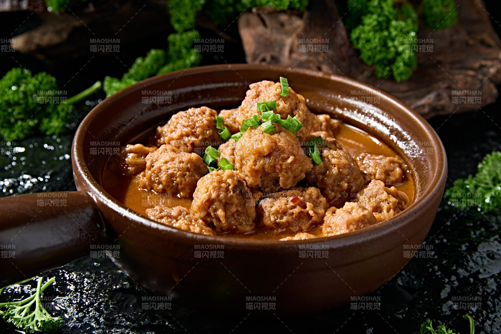 夜宵美食砂锅浓汤炖丸子图片