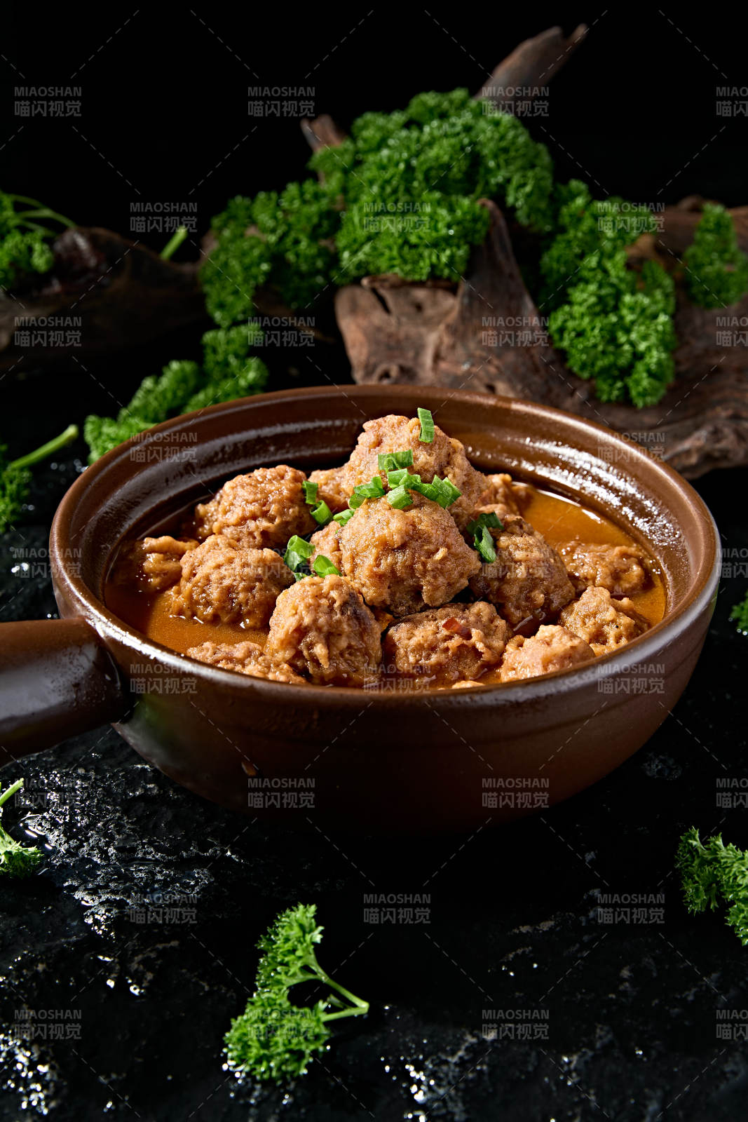 夜宵美食砂锅浓汤炖丸子图片