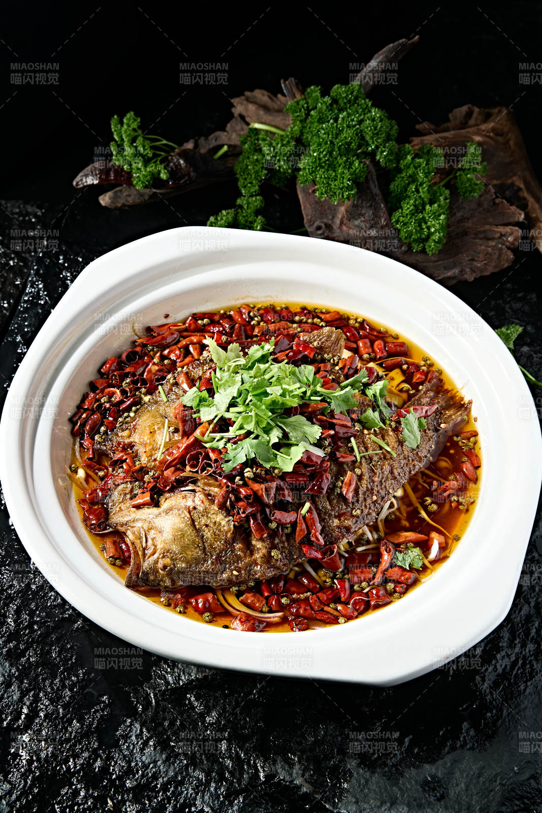 川味砂锅香辣水煮鲈鱼图片