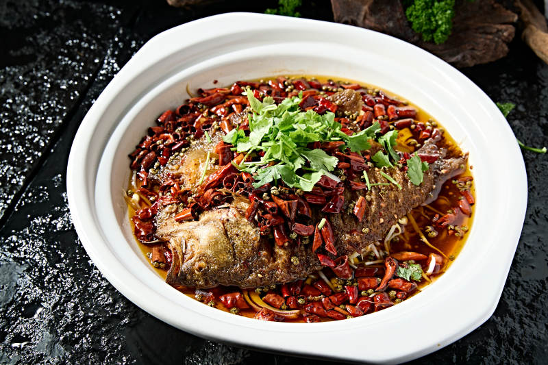 川味砂锅香辣水煮鲈鱼图片