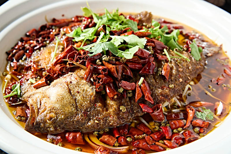 川味砂锅香辣水煮鲈鱼图片