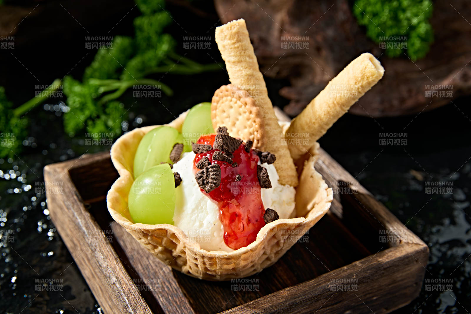 美味餐后甜点水果甜食点缀的香草冰激凌图片