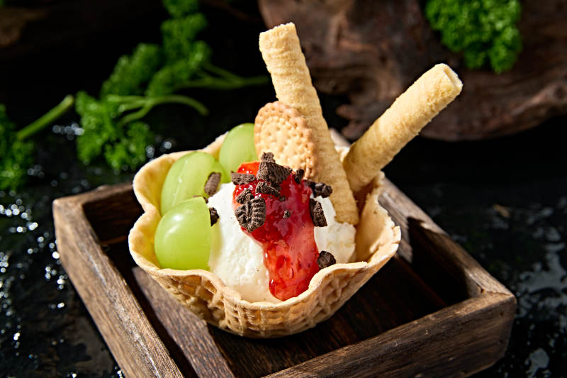 美味餐后甜点水果甜食点缀的香草冰激凌图片