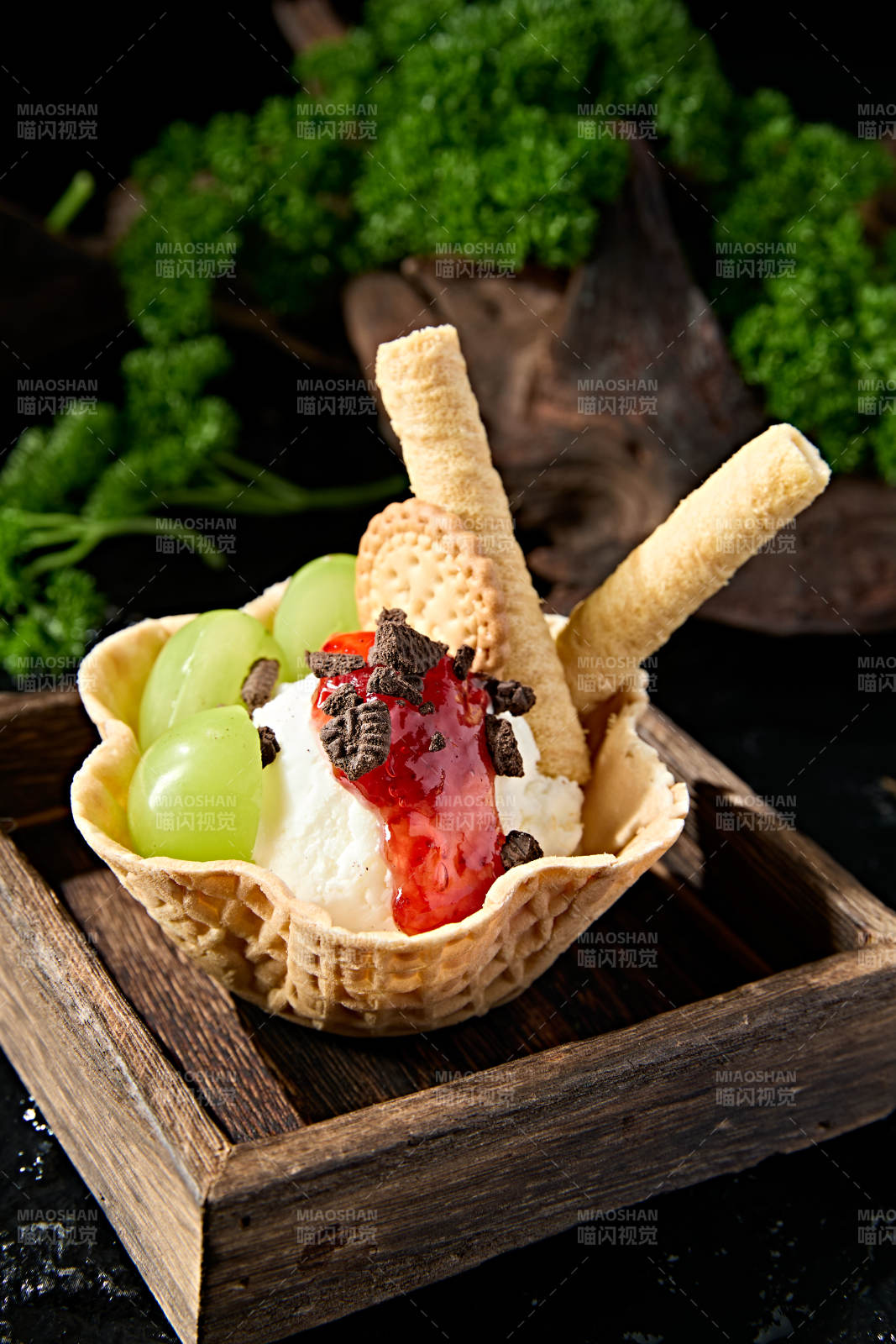 美味餐后甜点水果甜食点缀的香草冰激凌图片