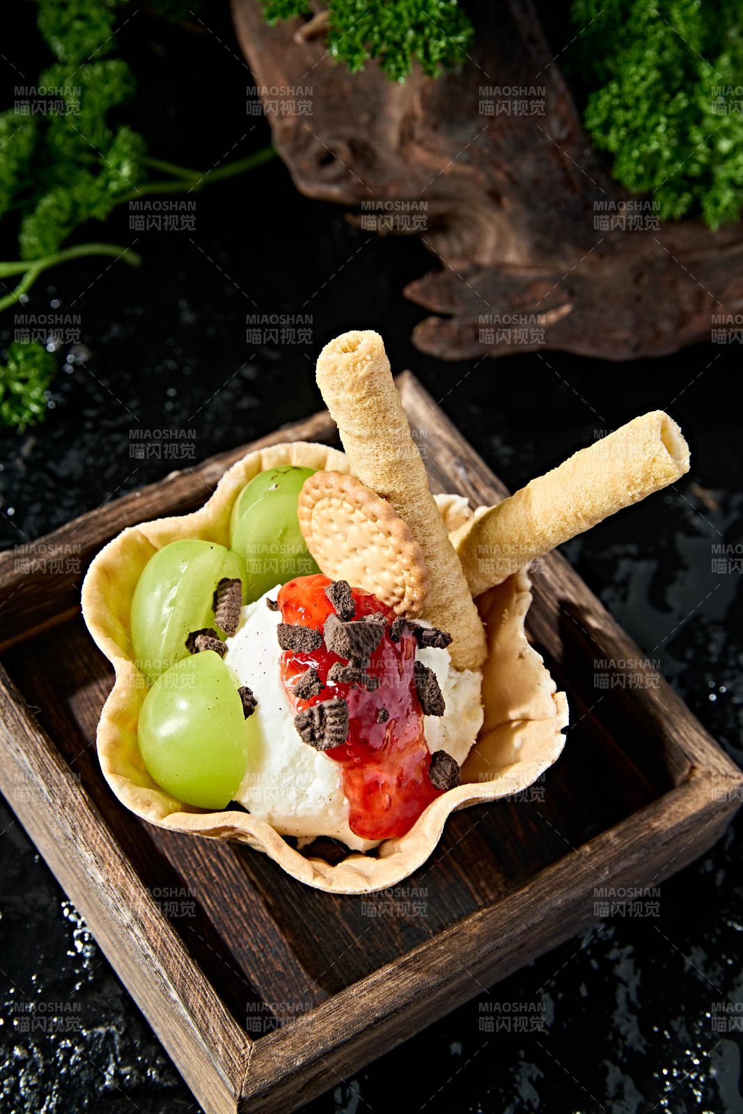 美味餐后甜点水果甜食点缀的香草冰激凌图片