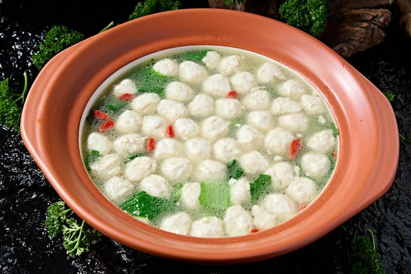 砂锅炖煮的枸杞浓汤手打鱼丸图片