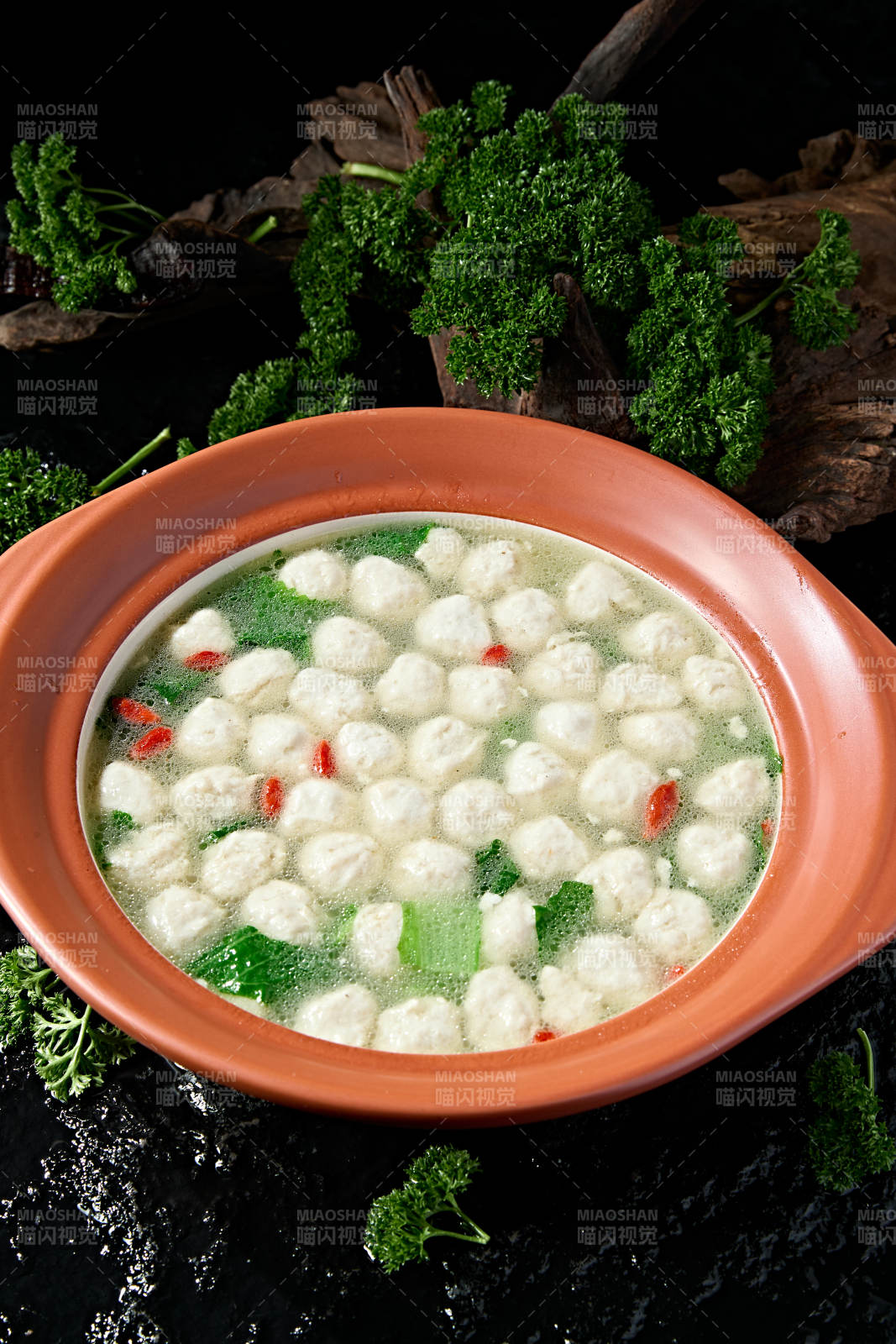 砂锅炖煮的枸杞浓汤手打鱼丸图片