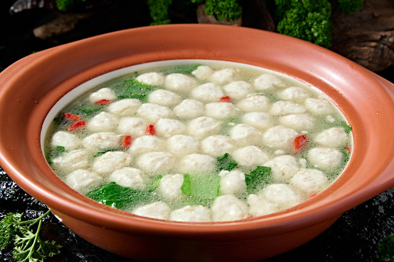 砂锅炖煮的枸杞浓汤手打鱼丸图片