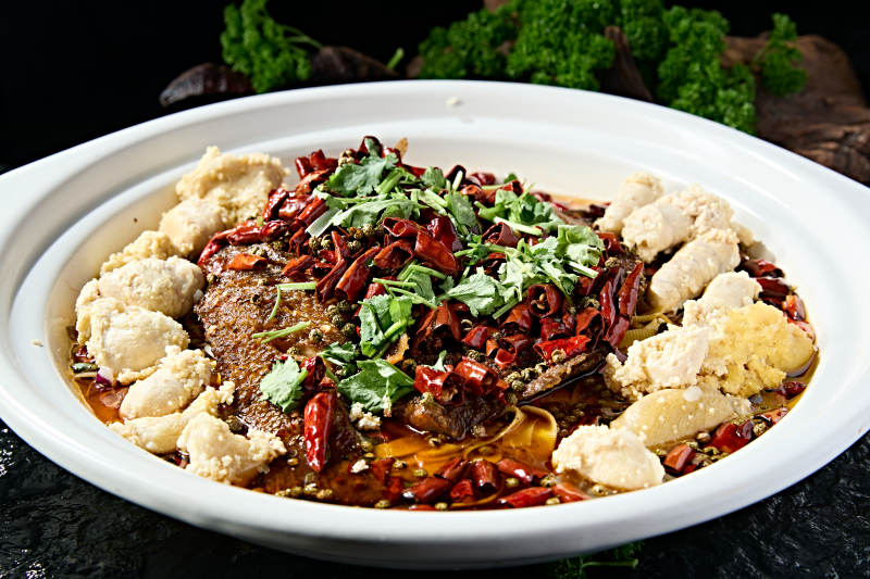 川味砂锅香辣水煮鲈鱼炖鱼籽图片