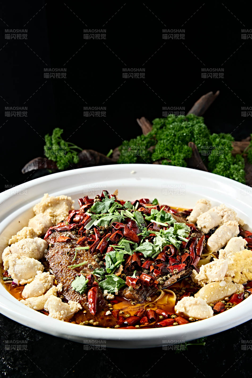 川味砂锅香辣水煮鲈鱼炖鱼籽图片