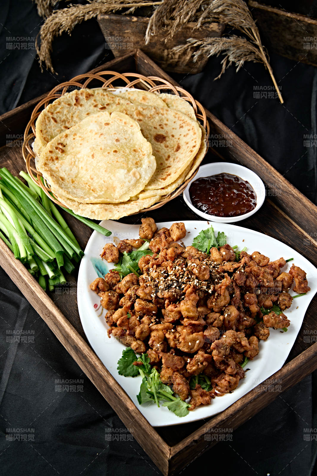 美味淄博小饼蘸酱菜配孜然干炸鸡丁图片