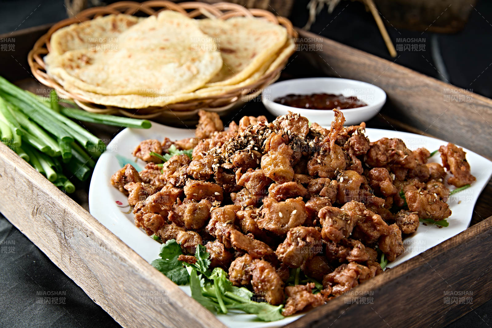 美味淄博小饼蘸酱菜配孜然干炸鸡丁图片