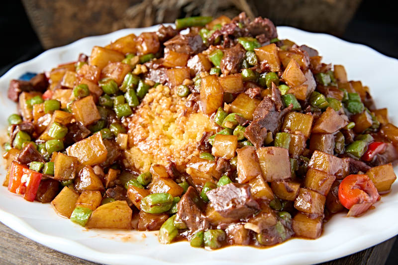 豆角土豆米椒炖牛肉盖浇小米蒸饭图片