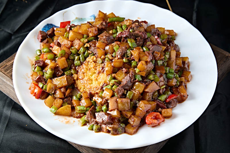 豆角土豆米椒炖牛肉盖浇小米蒸饭图片
