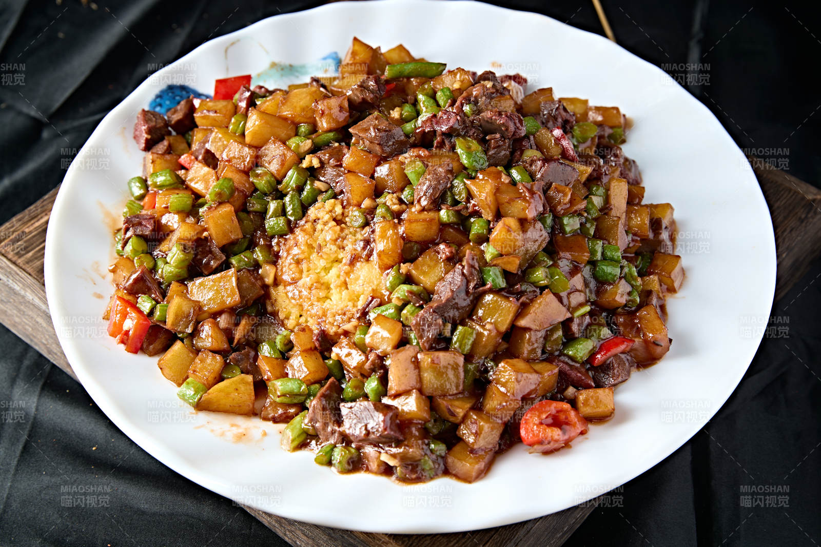 豆角土豆米椒炖牛肉盖浇小米蒸饭图片