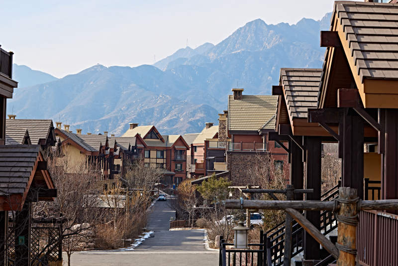 建立在风景区高地上的木屋别墅建筑图片