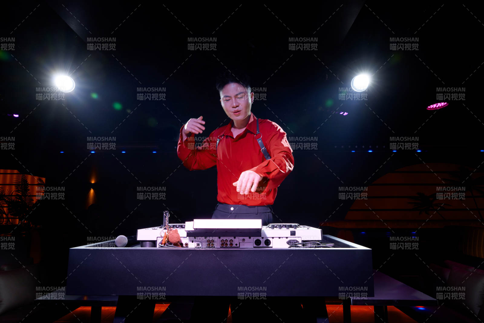 酒吧夜店进行才艺表演的男性音乐DJ图片