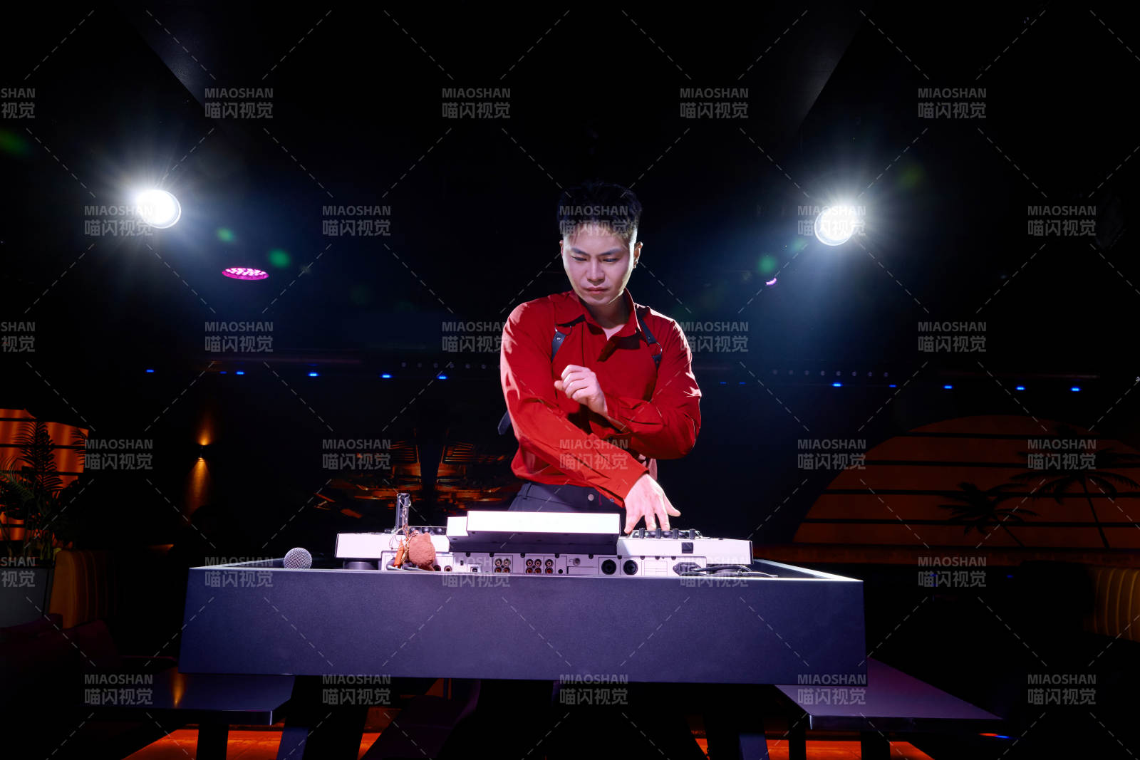酒吧夜店进行才艺表演的男性音乐DJ图片