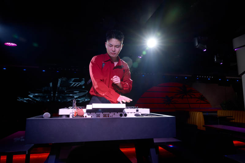 酒吧夜店进行才艺表演的男性音乐DJ图片