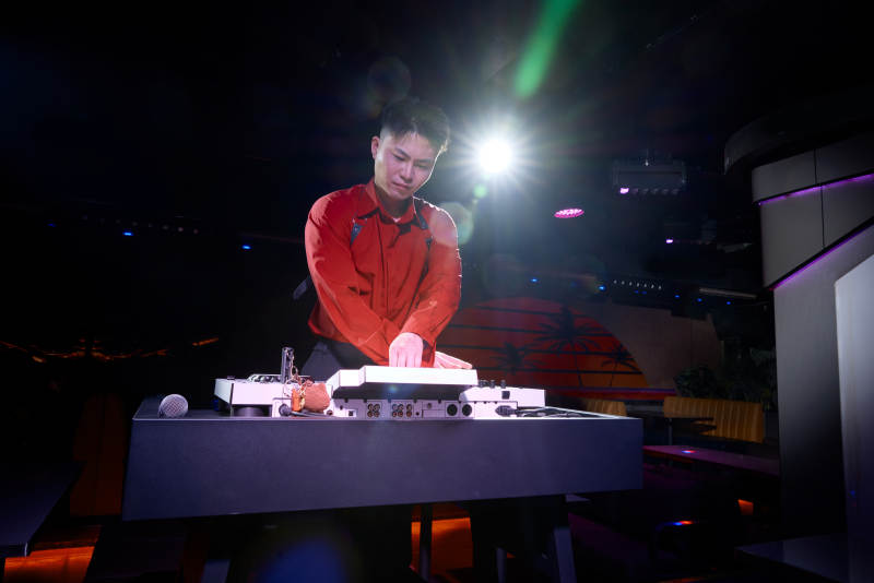 酒吧夜店进行才艺表演的男性音乐DJ图片