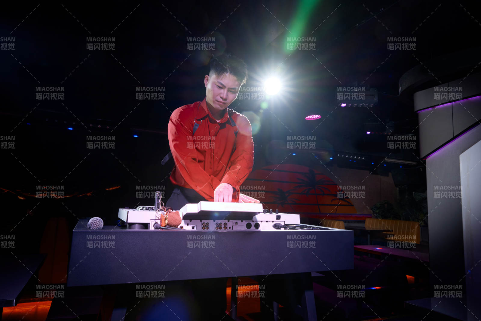 酒吧夜店进行才艺表演的男性音乐DJ图片
