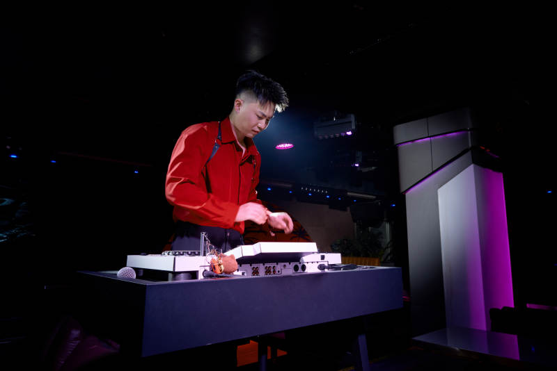 酒吧夜店进行才艺表演的男性音乐DJ图片