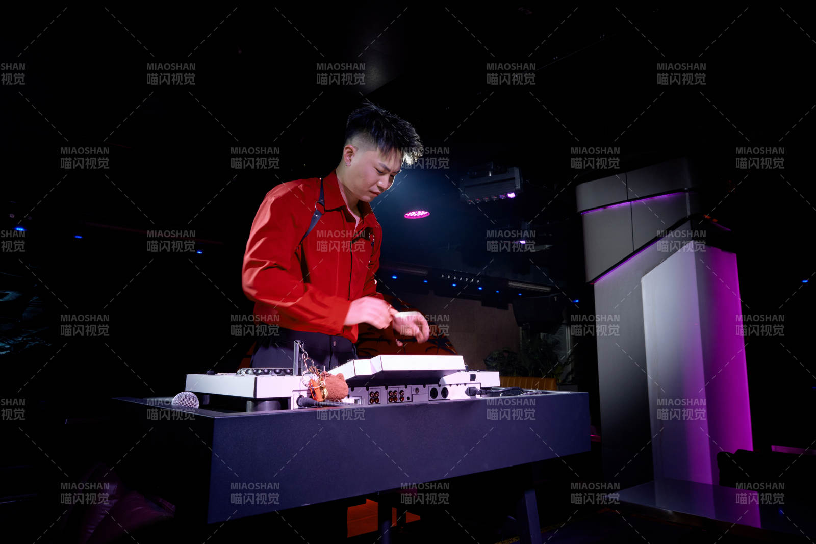 酒吧夜店进行才艺表演的男性音乐DJ图片