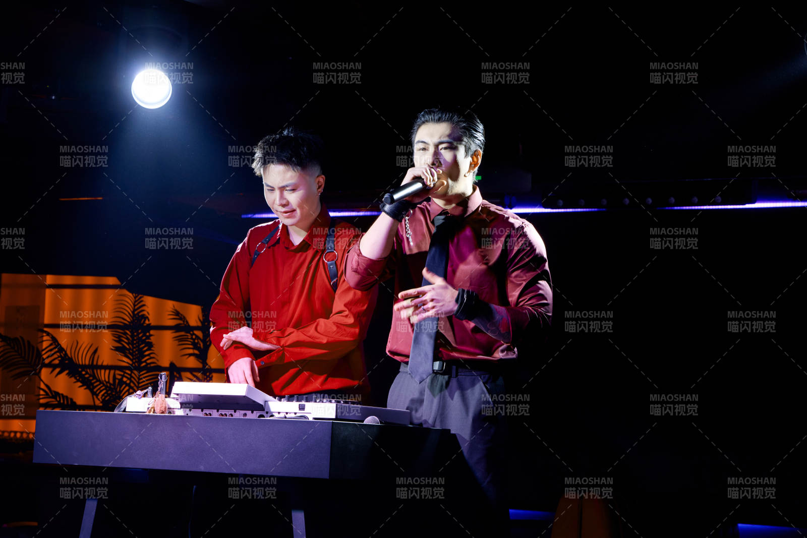 酒吧夜店进行才艺表演的双人DJ组合图片