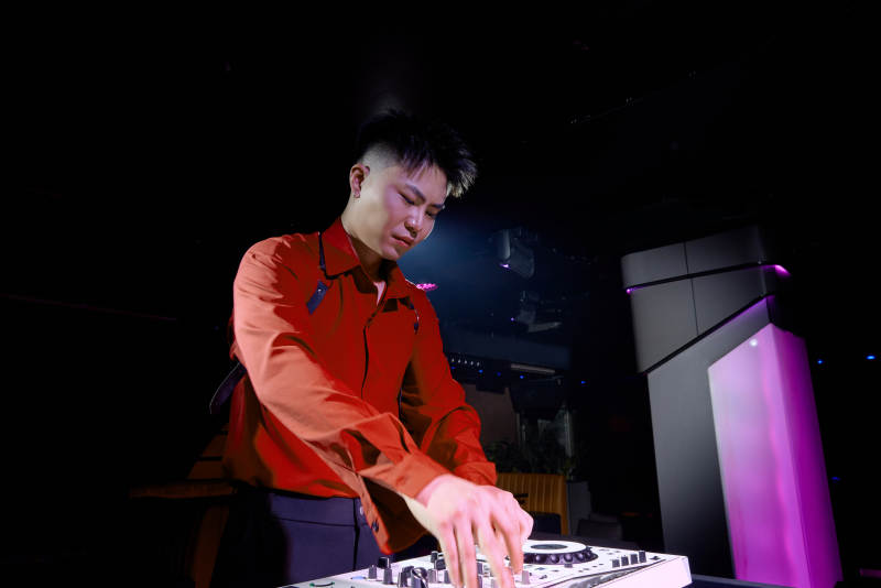 酒吧夜店进行才艺表演的男性音乐DJ图片