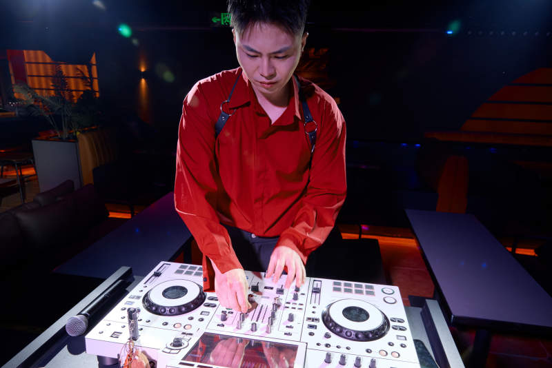 酒吧夜店进行才艺表演的男性音乐DJ图片