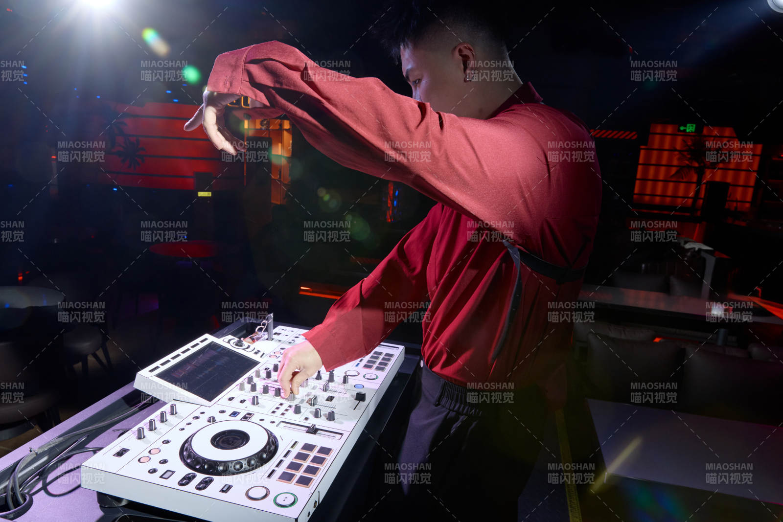 酒吧夜店进行才艺表演的男性音乐DJ图片