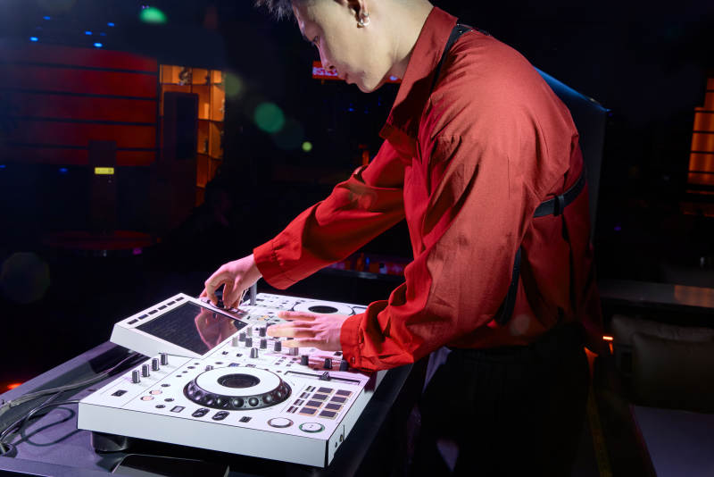 酒吧夜店进行才艺表演的男性音乐DJ图片
