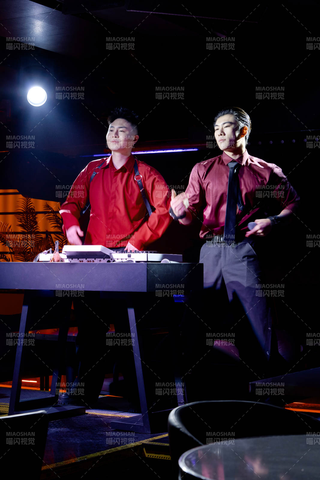 人与食物紧张忙碌的中餐厨房图片