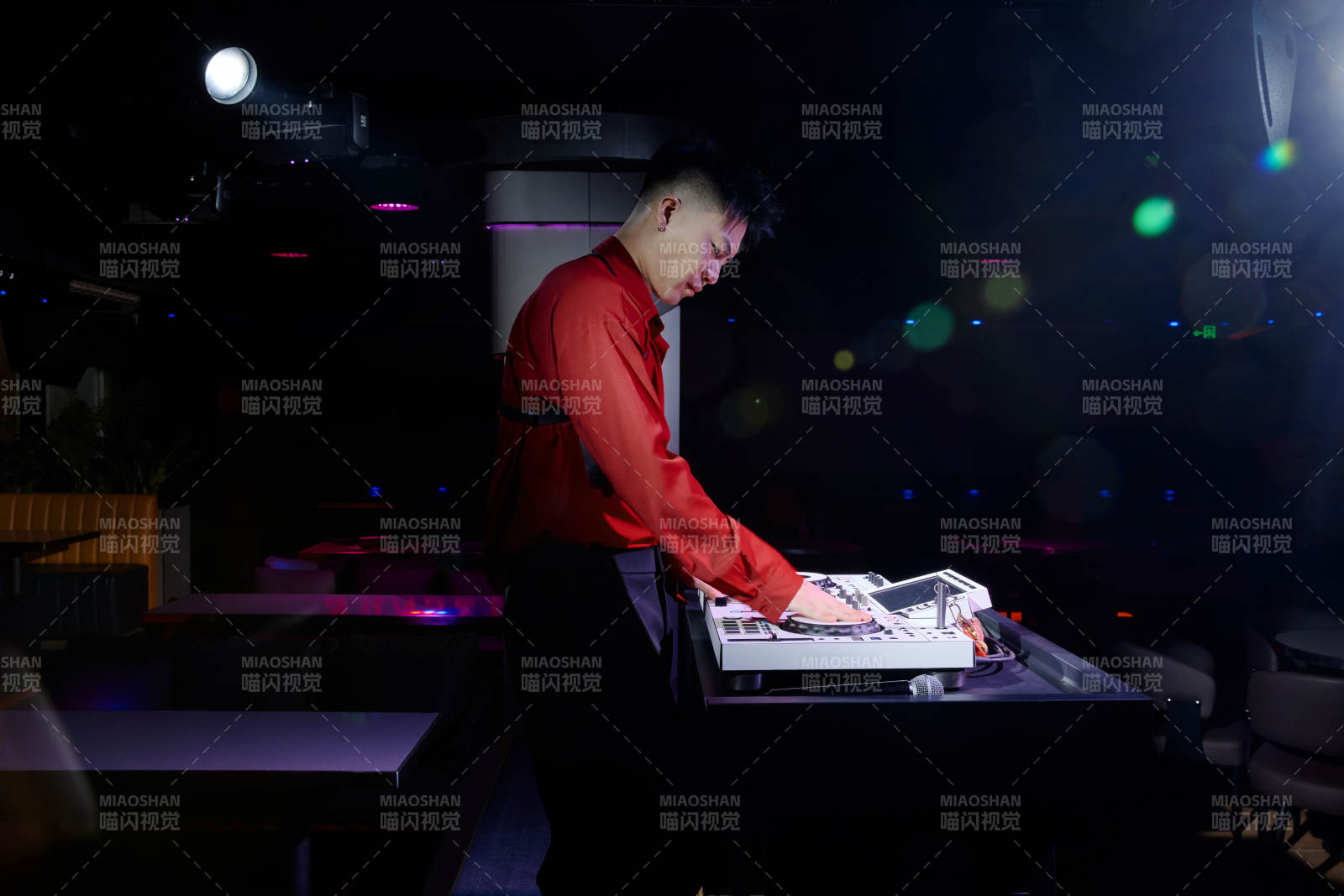 酒吧夜店进行才艺表演的男性音乐DJ图片