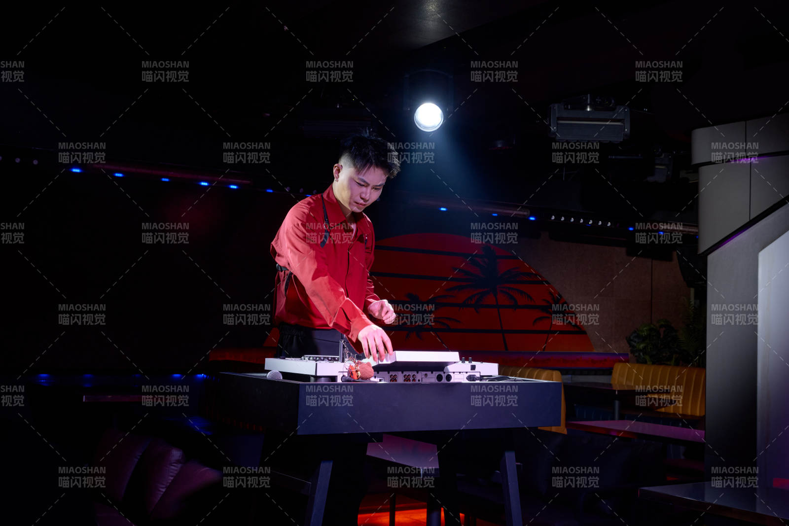 酒吧夜店进行才艺表演的男性音乐DJ图片