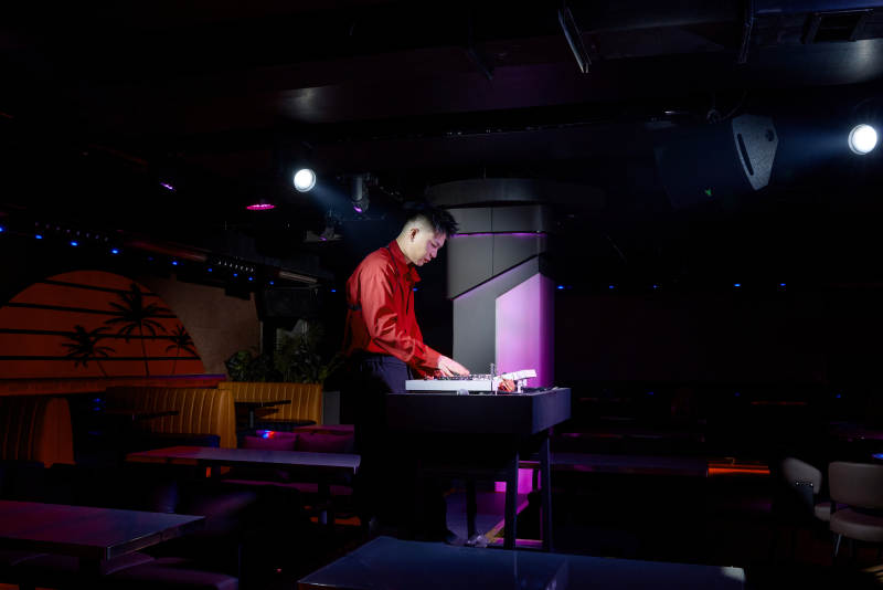 酒吧夜店进行才艺表演的男性音乐DJ图片