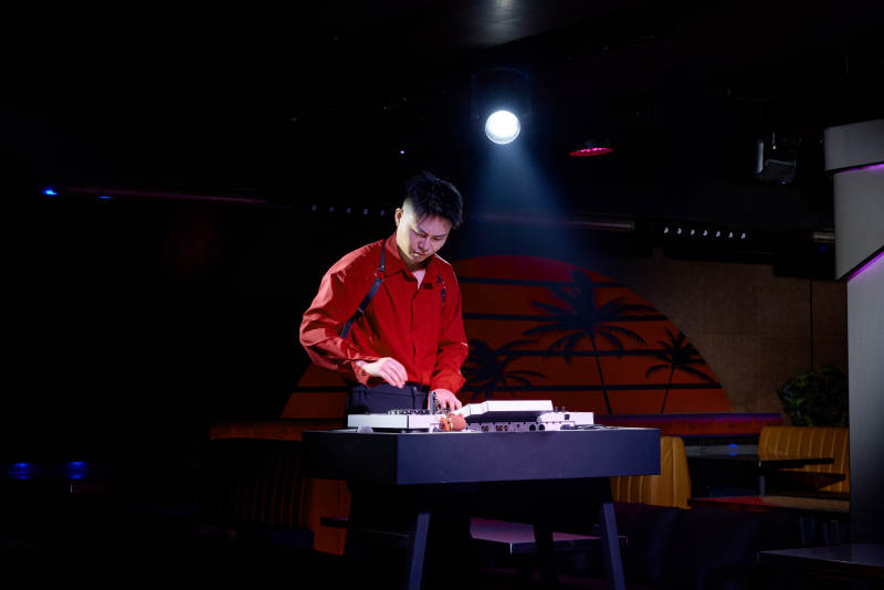 酒吧夜店进行才艺表演的男性音乐DJ图片