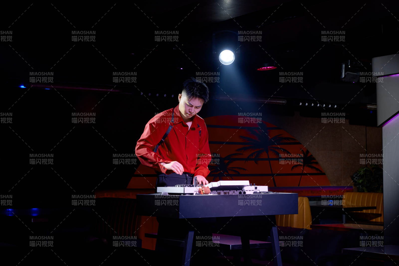 酒吧夜店进行才艺表演的男性音乐DJ图片
