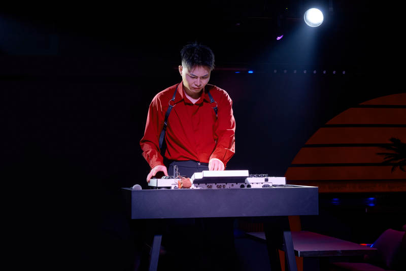 酒吧夜店进行才艺表演的男性音乐DJ图片