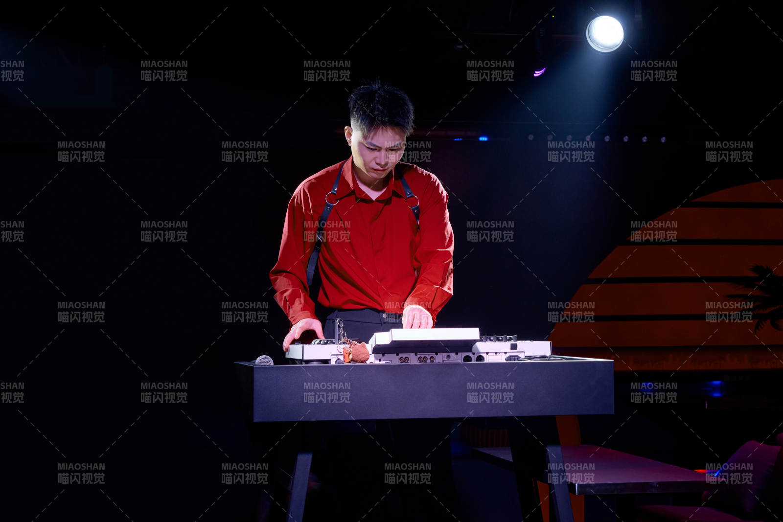 酒吧夜店进行才艺表演的男性音乐DJ图片