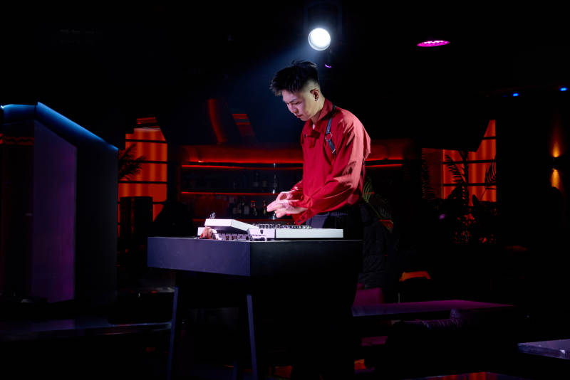 酒吧夜店进行才艺表演的男性音乐DJ图片